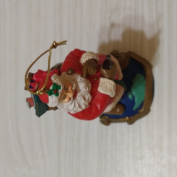 Vintage 1992 Coca Cola Santa Standing On The World Ornament - Picture 5 of 6